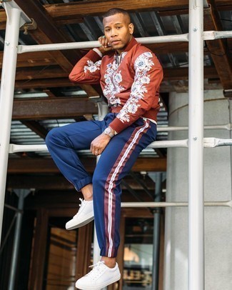 Какие футболки с круглым вырезом носить с красным бомбером мужчине