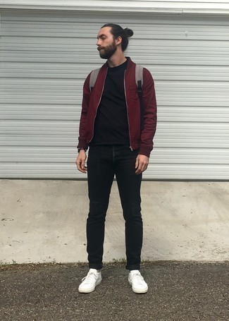 Какие джинсы носить с красным бомбером мужчине