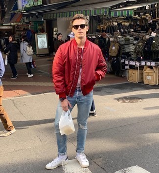 С чем носить красный бомбер мужчине