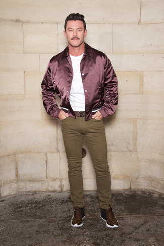 Какие зауженные джинсы носить с красным бомбером мужчине