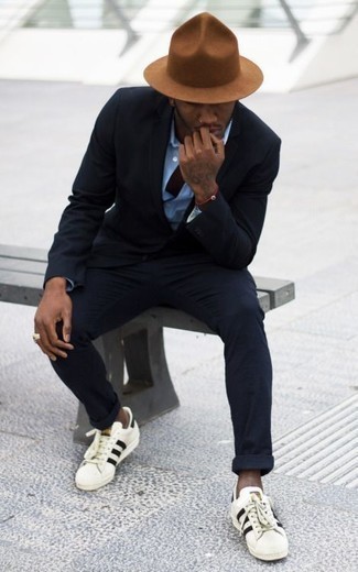 С чем носить красный браслет мужчине