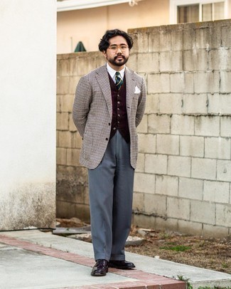 Какие классические брюки носить с красными брогами