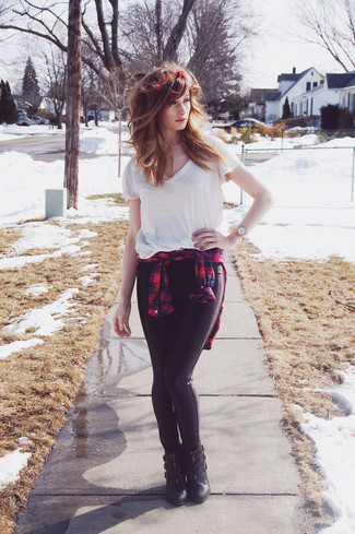 Какие ботильоны носить с красной блузой на пуговицах