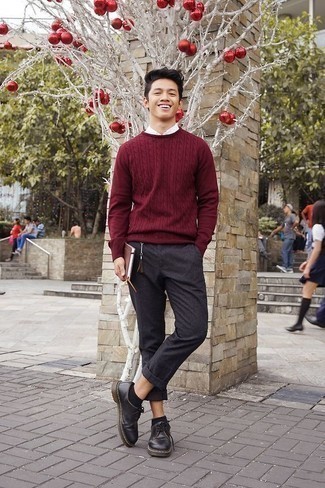 Какие брюки чинос носить с красным вязаным свитером