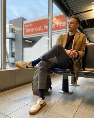 Какие брюки чинос носить с красным вязаным свитером