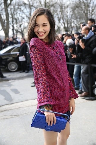 С чем носить красный вязаный свитер женщине