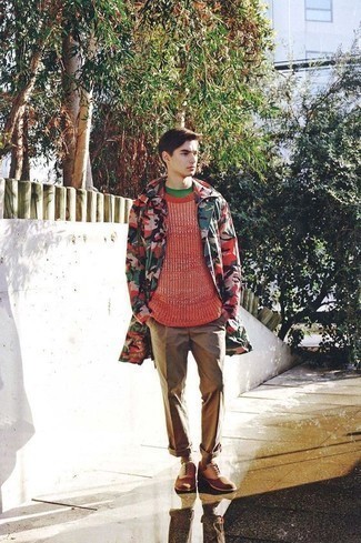 С чем носить красный вязаный свитер мужчине