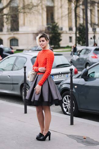 Какие туфли носить с красным вязаным свитером