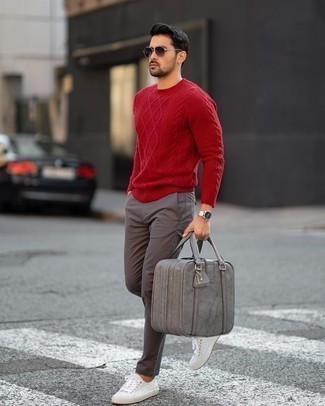 Как носить красный вязаный свитер с белыми низкими кедами из плотной ткани мужчине
