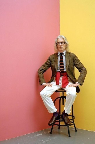 Как носить красный вязаный свитер с белыми брюками чинос