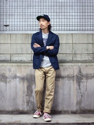 С чем носить красные низкие кеды из плотной ткани мужчине