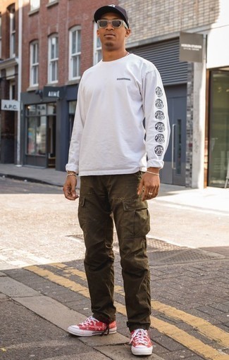 С чем носить красные низкие кеды из плотной ткани мужчине