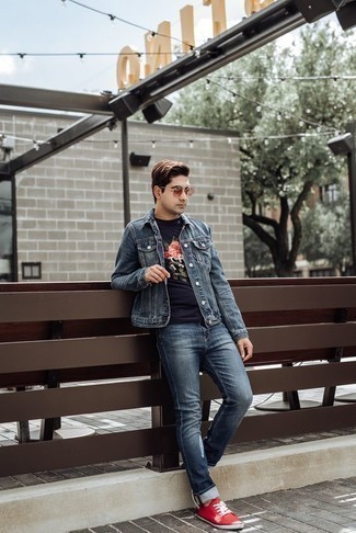 С чем носить красные низкие кеды из плотной ткани мужчине