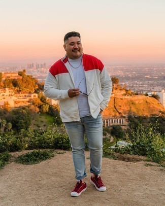 С чем носить красные низкие кеды из плотной ткани мужчине