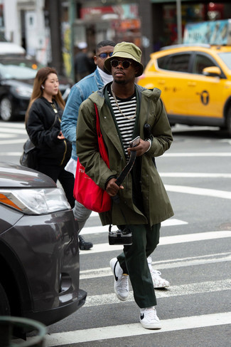 С чем носить красную большую сумку из плотной ткани мужчине