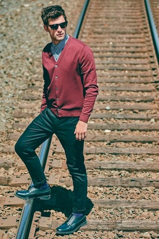 Как носить красный кардиган с черными джинсами мужчине