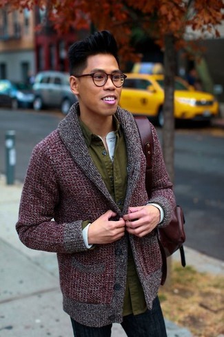 Как носить красный кардиган с синими джинсами мужчине