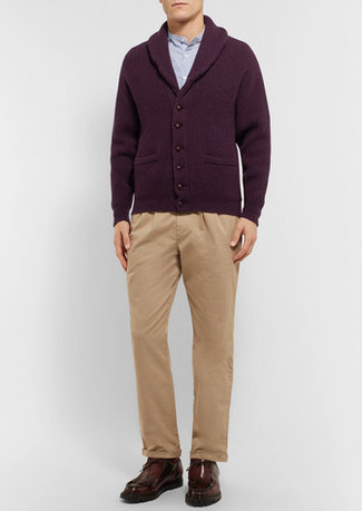Какие брюки чинос носить с красным кардиганом