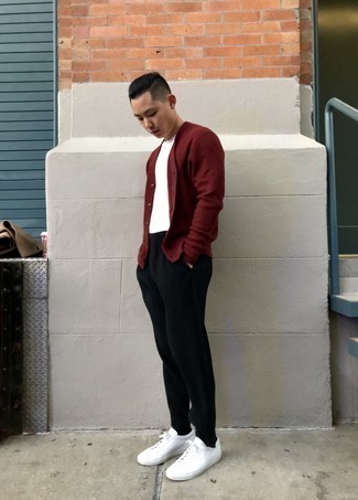 Какие брюки чинос носить с красным кардиганом