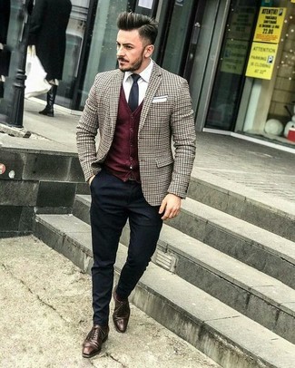 Как носить красный кардиган с темно-коричневым пиджаком мужчине
