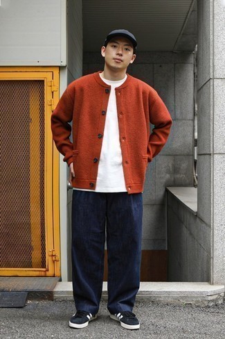 Какие джинсы носить с красным кардиганом мужчине