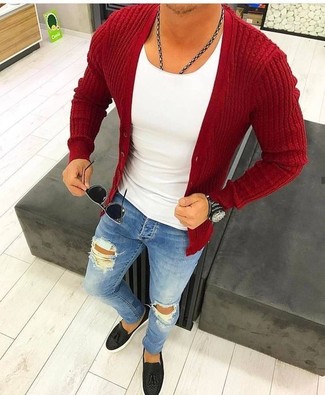 Какие джинсы носить с красным кардиганом мужчине