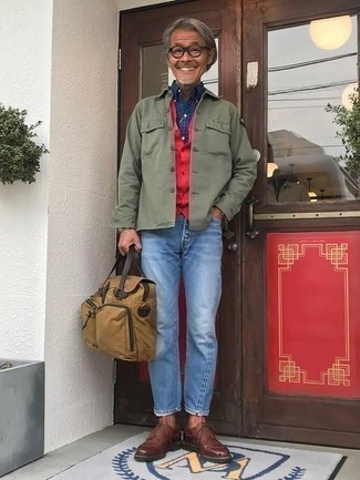 Какие джинсы носить с красным кардиганом мужчине