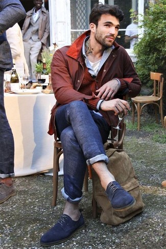 Какие джинсы носить с красным кардиганом мужчине