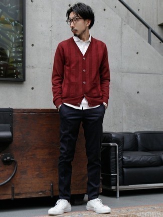 Какие низкие кеды носить с красным кардиганом мужчине