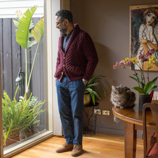 Как носить красный кардиган с темно-синими брюками чинос