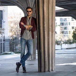 Как носить красный кардиган с темно-синими джинсами мужчине