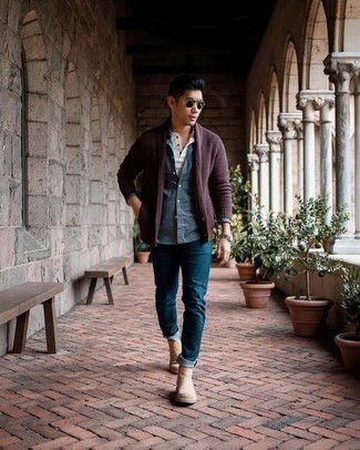 Как носить красный кардиган с темно-синими джинсами мужчине