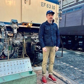 Какие брюки чинос носить с красными повседневными ботинками