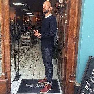 Какие джинсы носить с красными повседневными ботинками мужчине