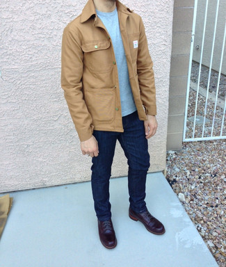 Какие джинсы носить с красными повседневными ботинками мужчине