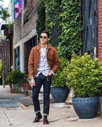 Какие джинсы носить с красными повседневными ботинками мужчине