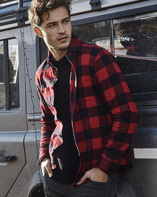С чем носить красную фланелевую рубашку с длинным рукавом в клетку мужчине