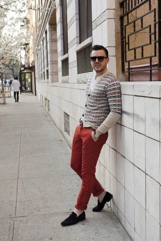 Какие кардиганы носить с красными брюками чинос