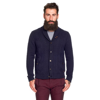 Какие кардиганы носить с красными брюками чинос