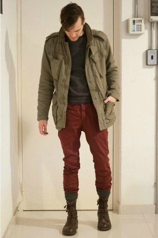 Какие повседневные ботинки носить с красными брюками чинос