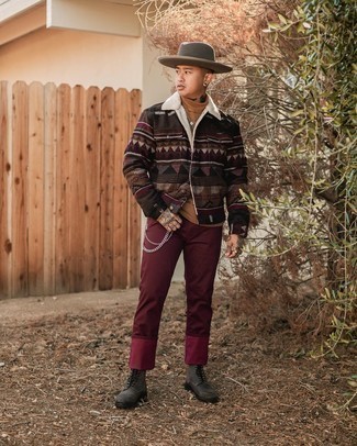 Какие повседневные ботинки носить с красными брюками чинос