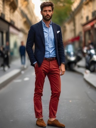 С чем носить красные брюки чинос
