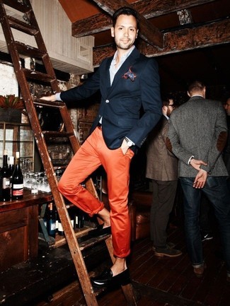 С чем носить красные брюки чинос