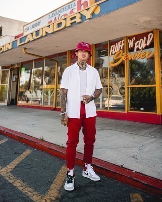 С чем носить красные брюки чинос