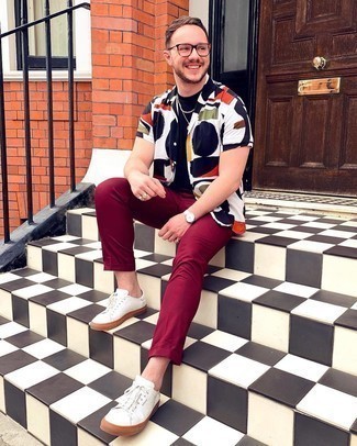 Какие низкие кеды носить с красными брюками чинос