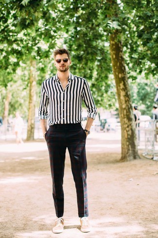 Какие низкие кеды носить с красными брюками чинос