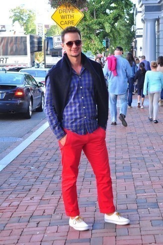 Как носить красные брюки чинос с белыми низкими кедами