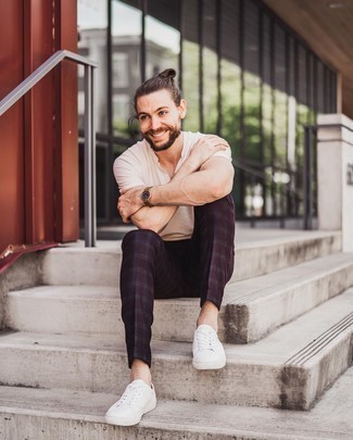 Как носить красные брюки чинос с белыми низкими кедами