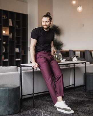 Как носить красные брюки чинос с белыми низкими кедами