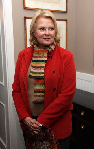 С чем носить красное пальто женщине